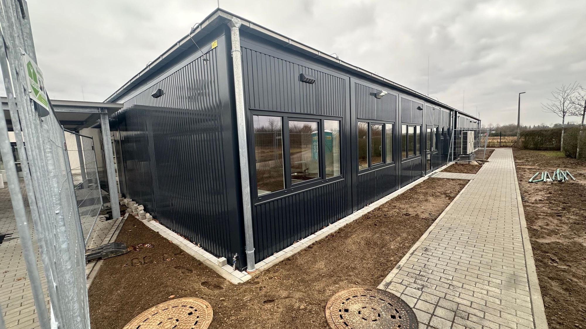 Ausweichcontainer für den Unterricht in der Heinrich-Hanselmann-Schule.