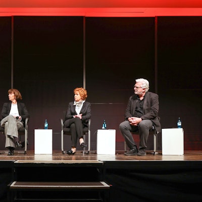 Zu sehen ist auf einer Bühne Oberbürgermeisterin Henriette Reker, wie sie mit Pfarrer Franz Meurer, Barbara Havlitza, Ministerin der Justiz a.D. und Beauftragte für den Opferschutz des Landes Nordrhein-Westfalen und Helmut Frangenberg über das Messer-Attentat auf sie und die Drohungen gegen sie bis heute spricht.