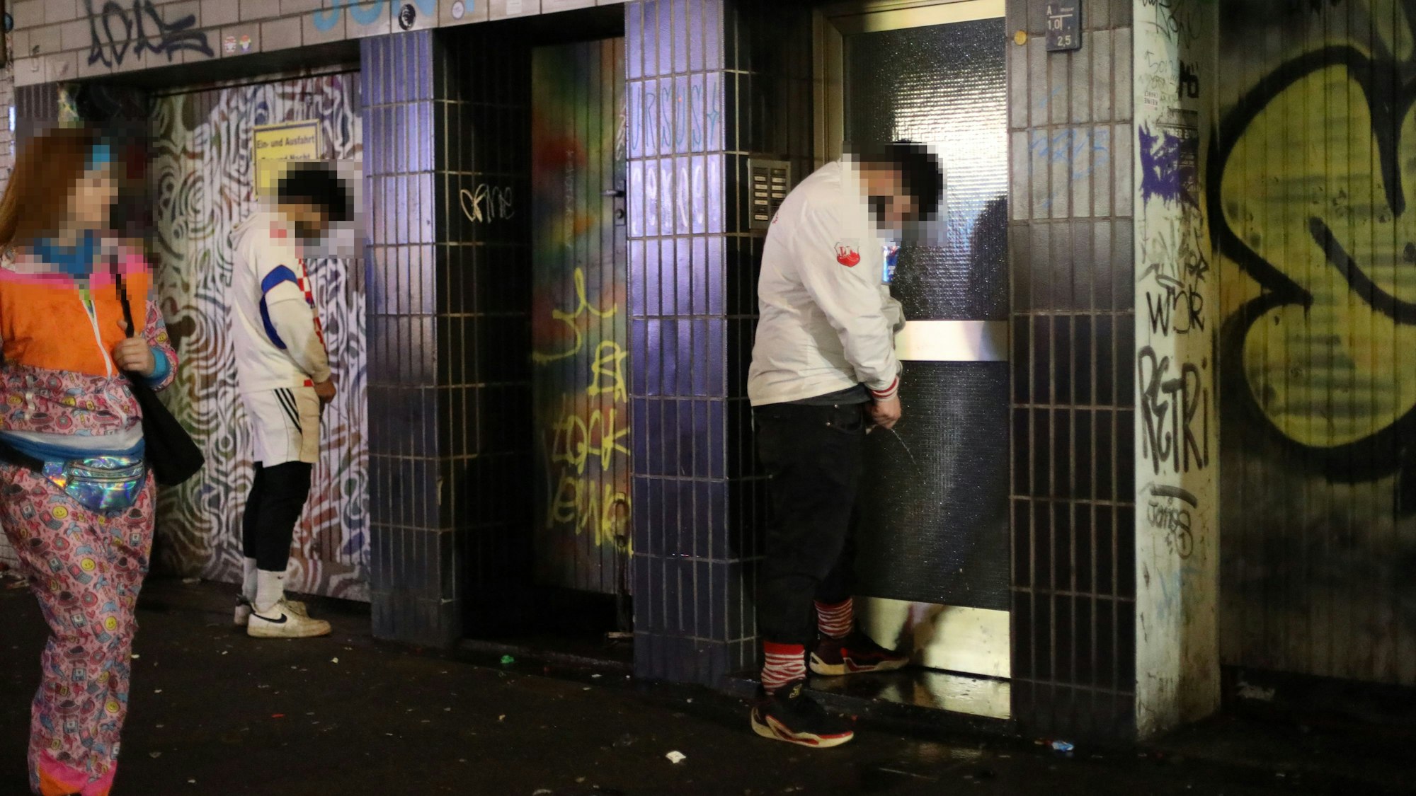 Wildpinkler an Karneval an der Zülpicher Straße