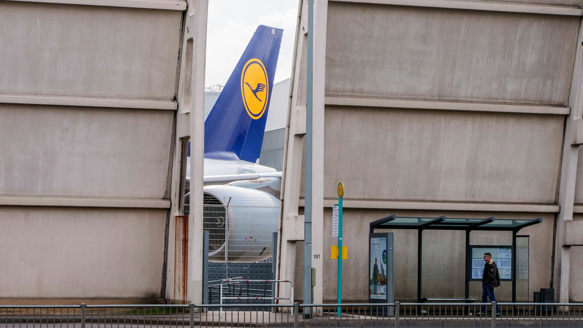 21.02.2024, Hessen, Frankfurt/Main: Eine Lufthansamaschine steht auf dem Flughafen Rhein-Main. Der Warnstreik des Bodenpersonals der Lufthansa ist seit 7.10 Uhr beendet. Foto: Andreas Arnold/dpa +++ dpa-Bildfunk +++