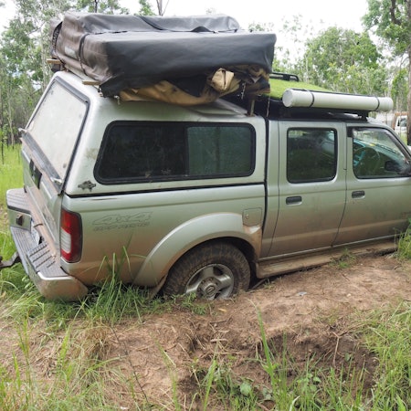 Der Pkw von zwei jungen Deutschen liegt festgefahren in der australischen Wildnis, nachdem eine Google-Maps-Panne sie in eine extrem abgelegene Region geführt hat.