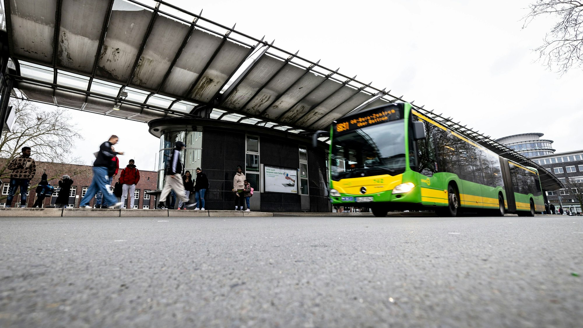An diesem Bahnsteig 4 am Busbahnhof in Oberhausen spielte sich ein Drama ab: Zwei Ukrainer starben infolge eines Messerangriffs.