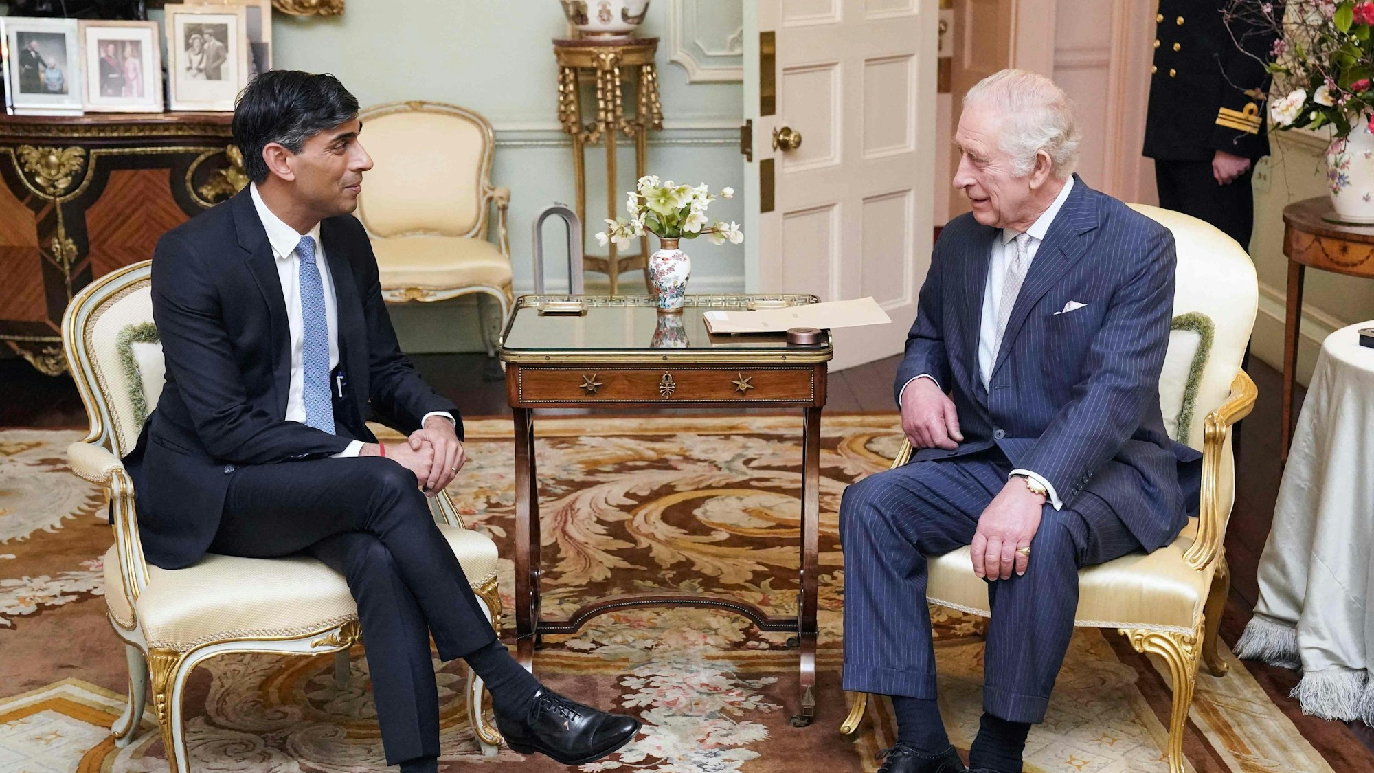 König Charles III. empfängt Premierminister Rishi Sunak (l) im Buckingham-Palast.