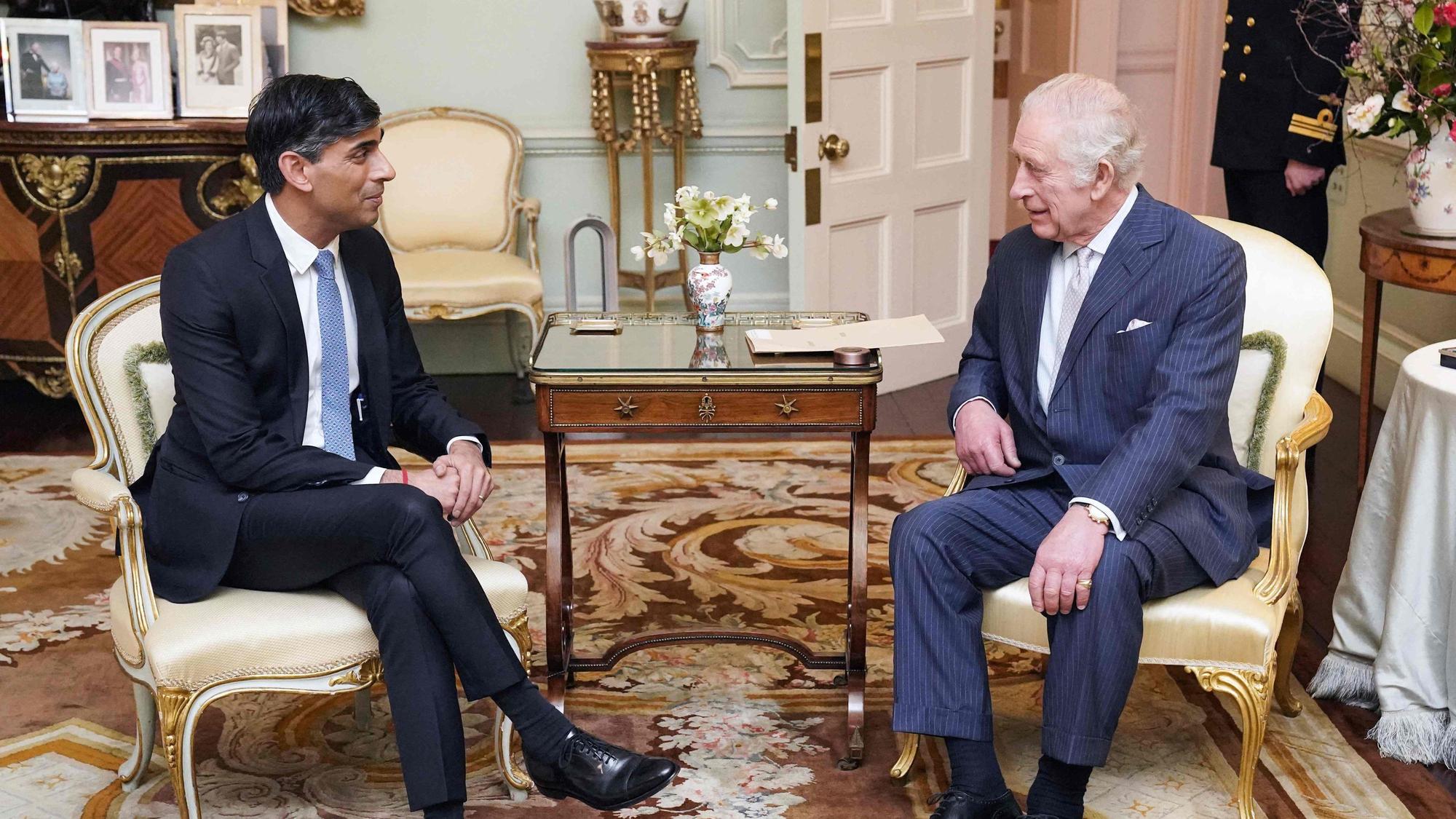 König Charles III. empfängt Premierminister Rishi Sunak (l) im Buckingham-Palast.