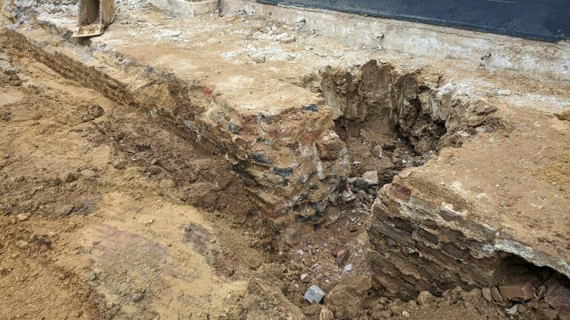 Das Bild zeigt die freigelegten Mauerreste in der Euskirchener Fußgängerzone.