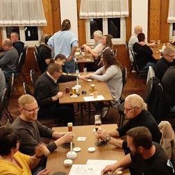 Im Saal Gier in Kall findet an zahlreichen vollbesetzten Tischen ein Schocker-Turnier statt.