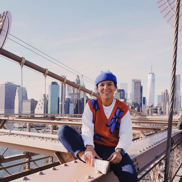 Miri Bouaouina auf der Brooklyn Bridge. Im Winter, sagt sie, sei es dort vergleichsweise leer.