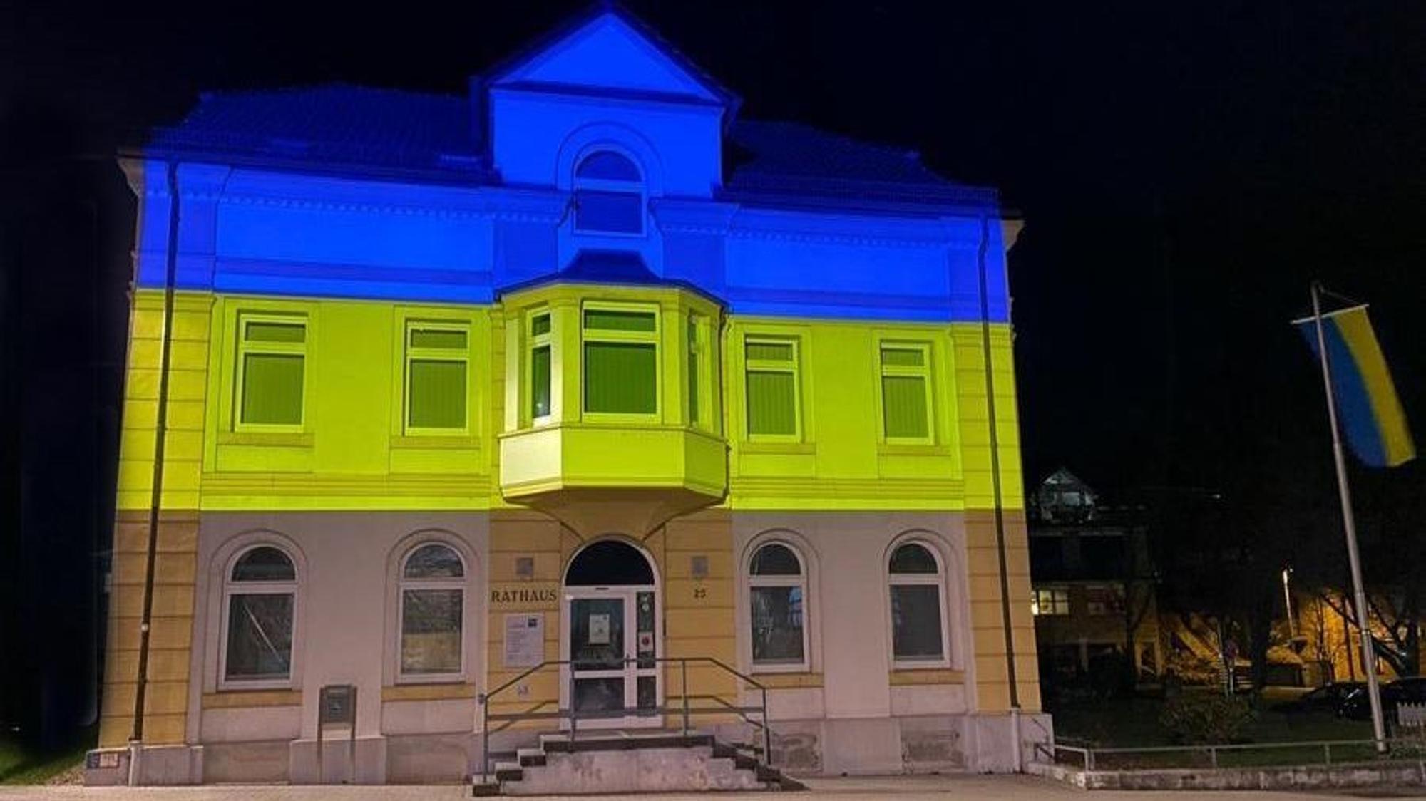 Ukraine-Krieg Das Overather Rathaus ist in Blau und Gelb angestrahlt.