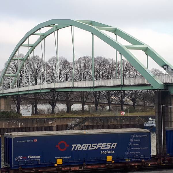 Die beschädigte Brücke über die Einfahrt zum Niehler Hafenbecken.