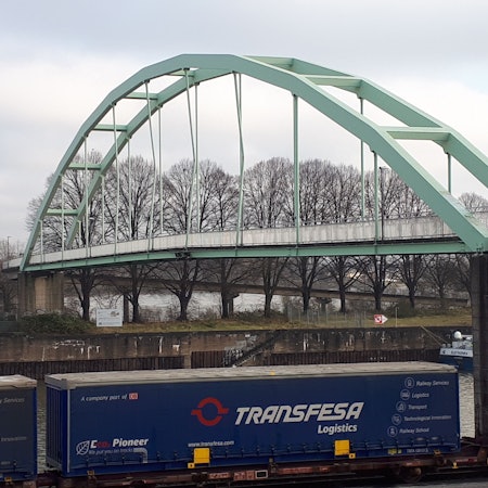 Die beschädigte Brücke über die Einfahrt zum Niehler Hafenbecken.