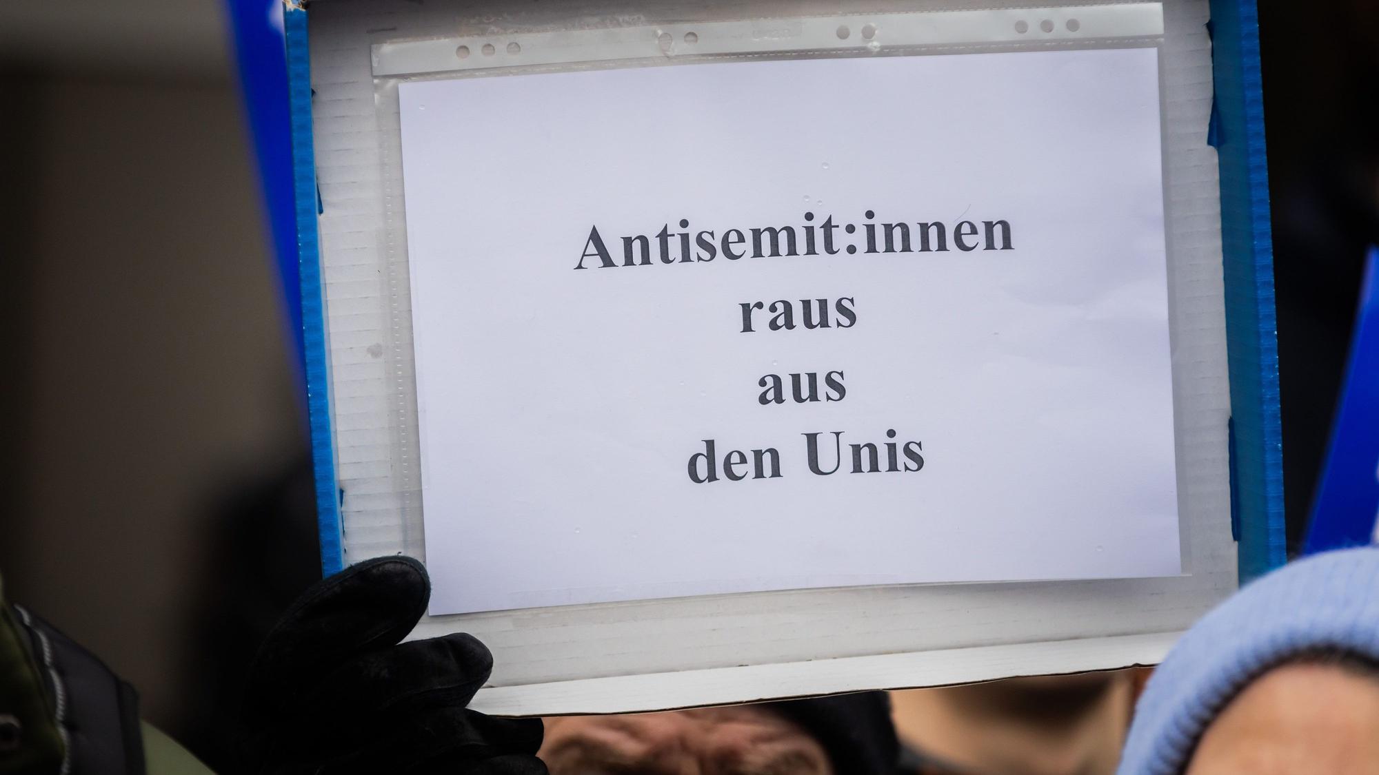 „Antisemit:innen raus aus den Unis“ steht beim stillen Protest einer Initiative für die Sicherheit jüdischer Studierender an der Freien Universität Berlin am 9. Februar 2024 auf einem Plakat. Ein jüdischer Student war mit Knochenbrüchen im Gesicht ins Krankenhaus gekommen, nachdem ein propalästinensischer Kommilitone ihn in Berlin-Mitte geschlagen und getreten haben soll. Foto: Christoph Soeder/dpa