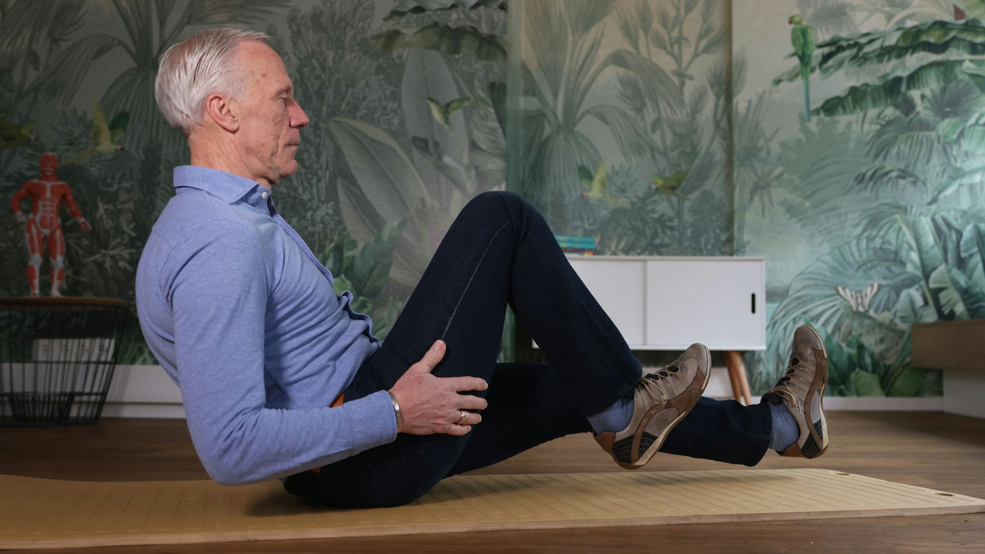 Ingo Froböse zeigt die Übung Bicycle Crunch.