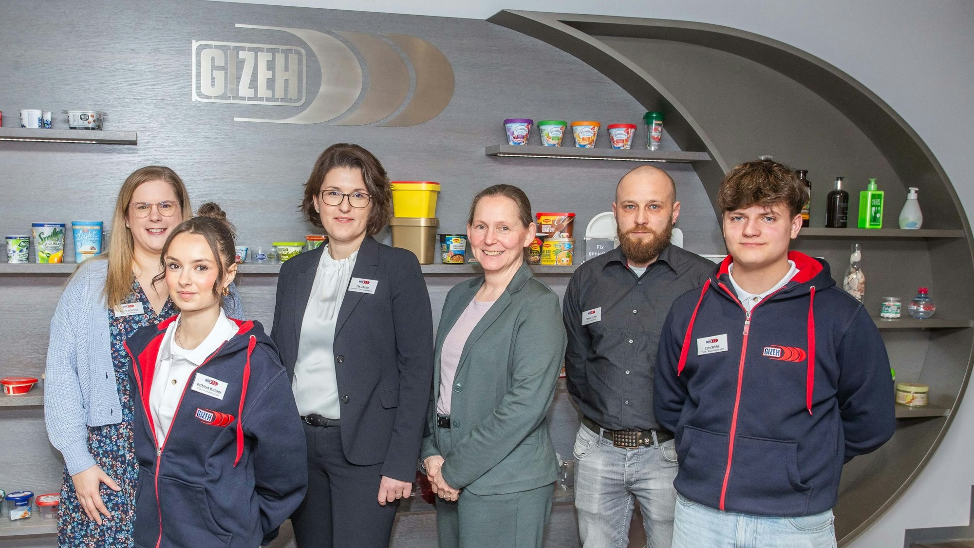 Nachwuchspflege: Nicole Jordy (3.v.r.) von der Agentur für Arbeit und Gizeh-Personalchefin Pia Ulbrich (3.v.l.) tauschten sich mit den Ausbildungsleitern und Azubis des Unternehmens über den Wert von Praktika aus.