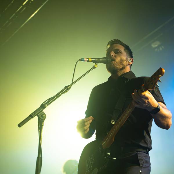 Dustin Kensrue hat mit seiner Band Thrice ein ausverkauftes Konzert in der Live Music Hall anlässlich des 20-jährigen Jubiläums ihres Albums „The Artist in the Ambulance“ gespielt.