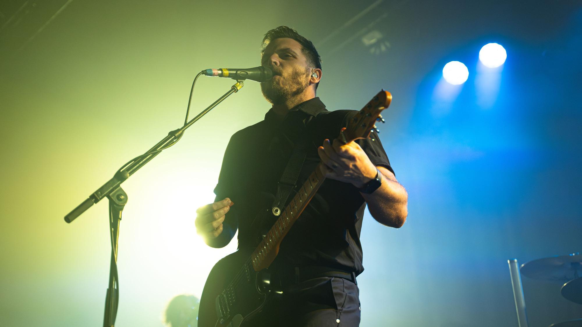 Dustin Kensrue hat mit seiner Band Thrice ein ausverkauftes Konzert in der Live Music Hall anlässlich des 20-jährigen Jubiläums ihres Albums „The Artist in the Ambulance“ gespielt.