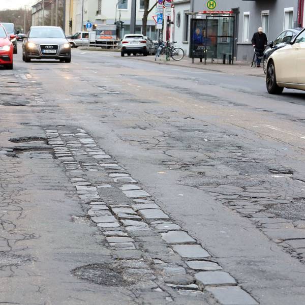 Schlaglöcher auf der Kerpener Straße.