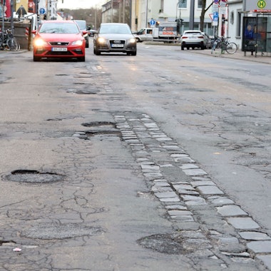 Schlaglöcher auf der Kerpener Straße.