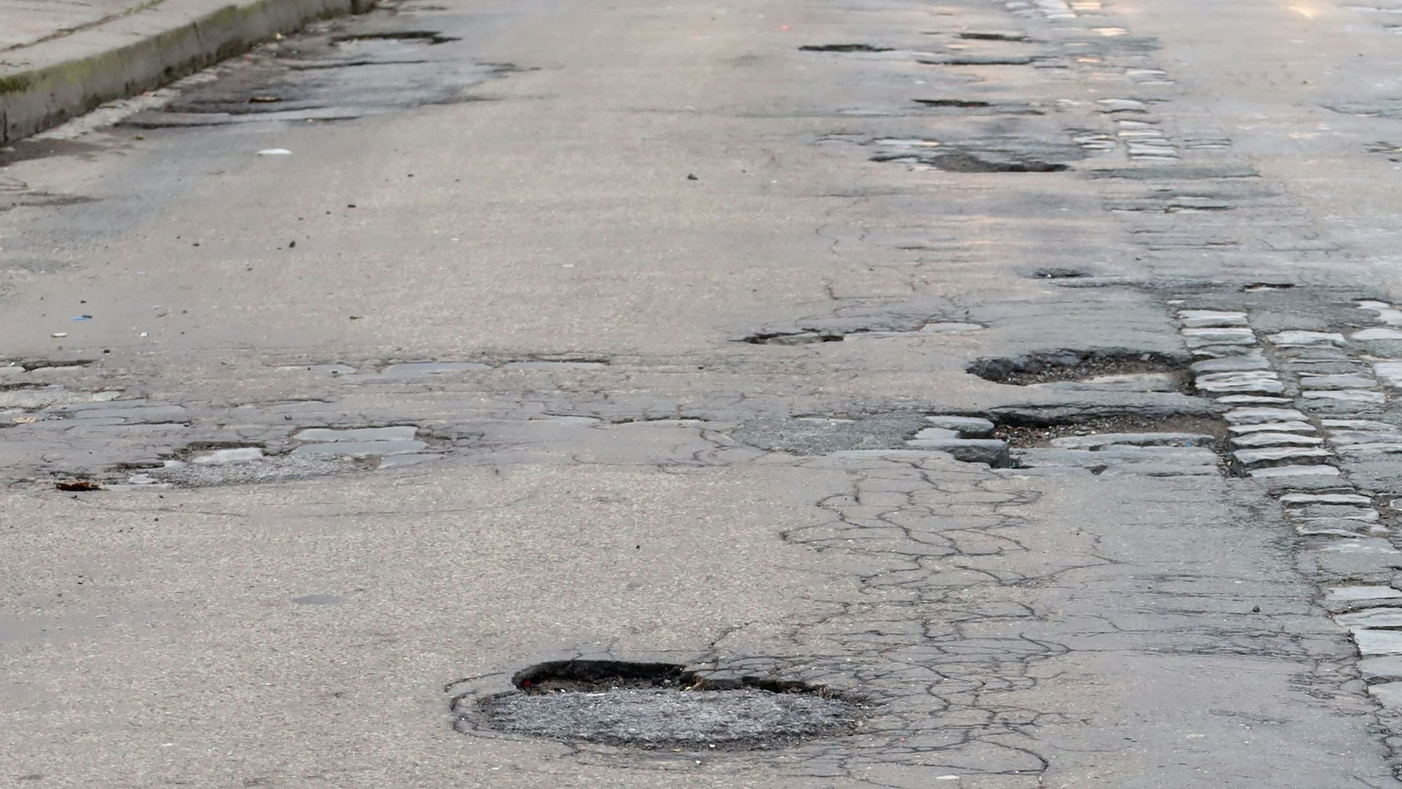 Schlaglöcher auf der Kerpener Straße.