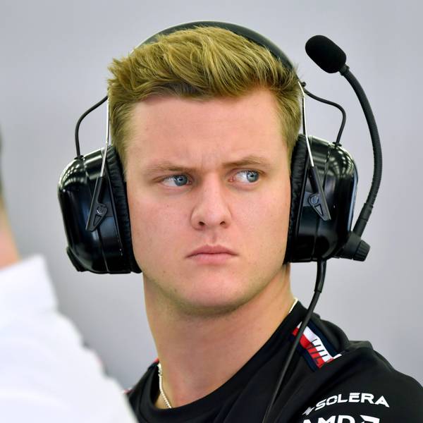 Testfahrer Mick Schumacher aus Deutschland vom Team Mercedes in der Box.