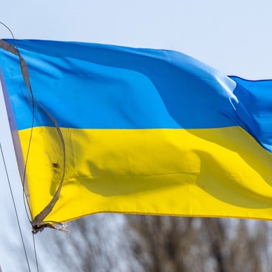 Die Flagge der Ukraine weht im Wind auf einem Schiffsmast.