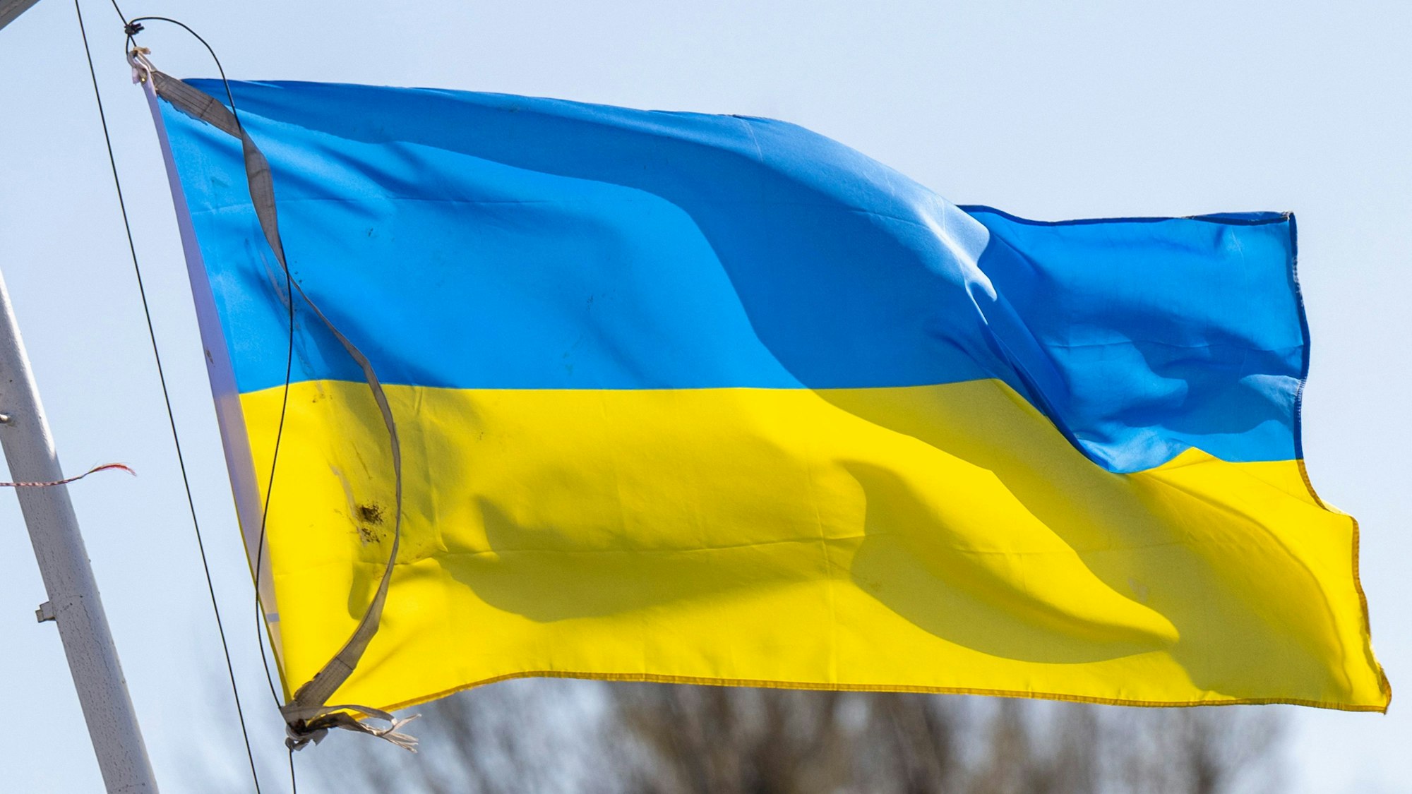 Die Flagge der Ukraine weht im Wind auf einem Schiffsmast.
