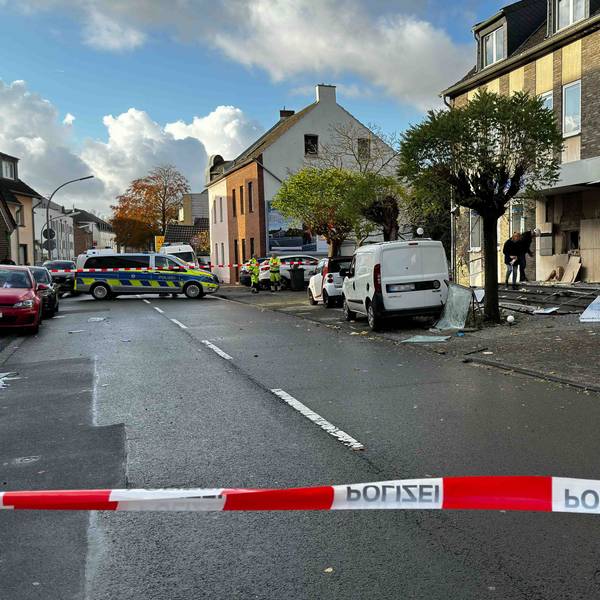 Schwer beschädigtes Gebäude nach der Explosion in einer Filiale der Volksbank in der Sankt-Tönnis-Straße in Köln-Worringen im November 2023.