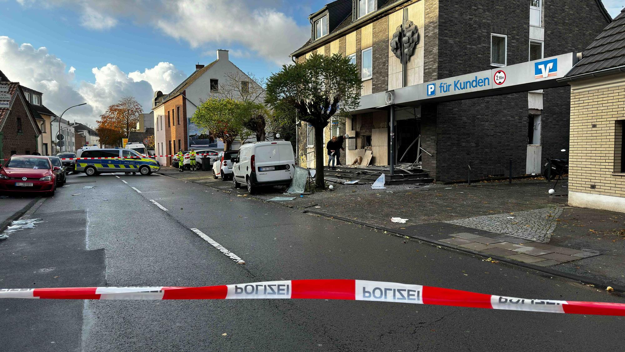 Schwer beschädigtes Gebäude nach der Explosion in einer Filiale der Volksbank in der Sankt-Tönnis-Straße in Köln-Worringen im November 2023.