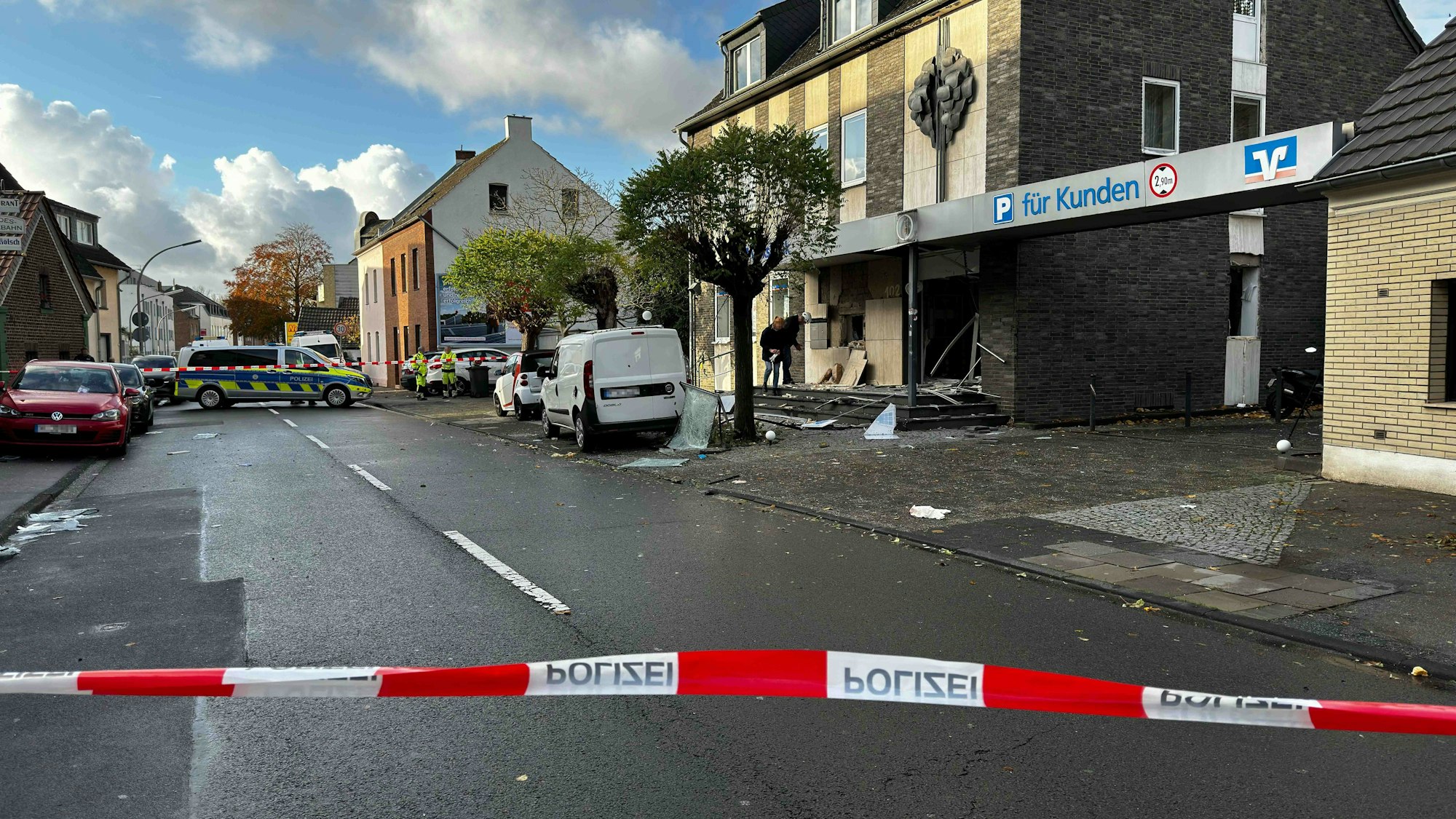 Schwer beschädigtes Gebäude nach der Explosion in einer Filiale der Volksbank in der Sankt-Tönnis-Straße in Köln-Worringen im November 2023.
