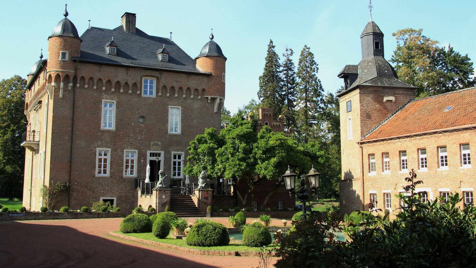 Zu sehen ist das Schloss Loersfeld in Kerpen von außen.