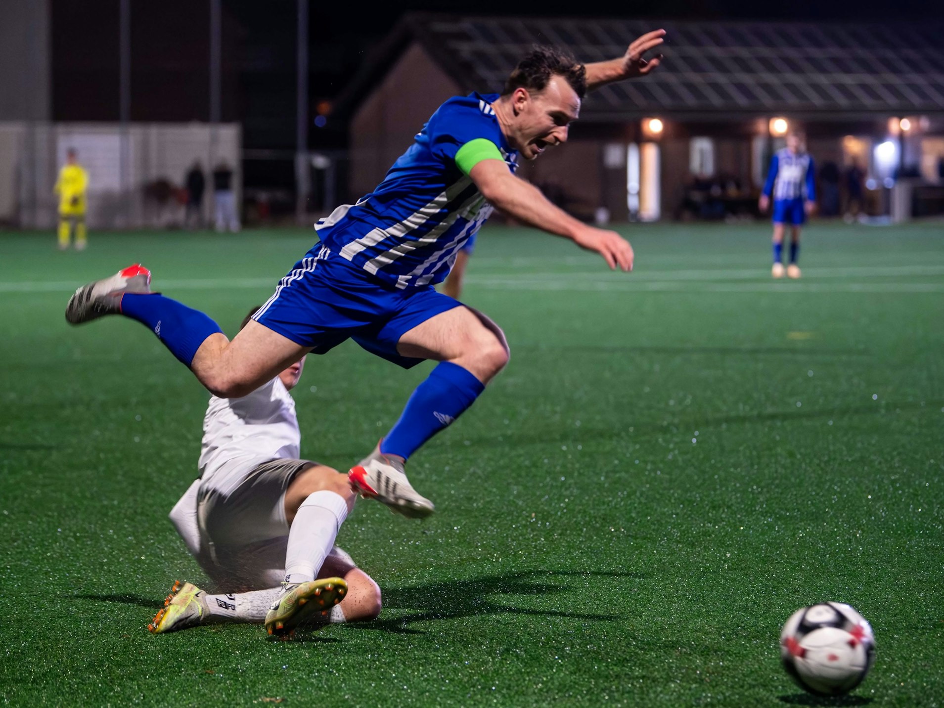 Jehon Vatovci grätscht, Robin Zimmer fliegt.