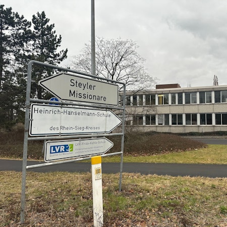 Straßenschild der Heinrich-Hanselmann-Schule und der Frida-Kahlo-Schule.