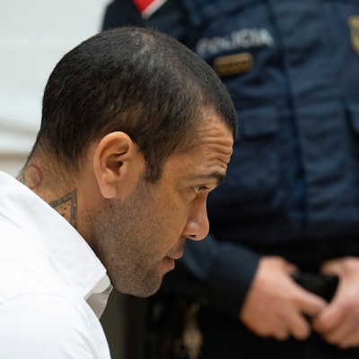 Dani Alves, früherer Fußball-Star Brasiliens, ist von einem Gericht der Vergewaltigung schuldig gesprochen worden, er muss für viereinhalb Jahre ins Gefängnis.