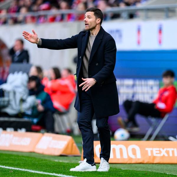 Leverkusens Trainer Xabi Alonso gestikuliert. Alonso gehört bei der Suche nach einem Nachfolger für den Bayern-Coach Tuchel zu den Kandidaten.