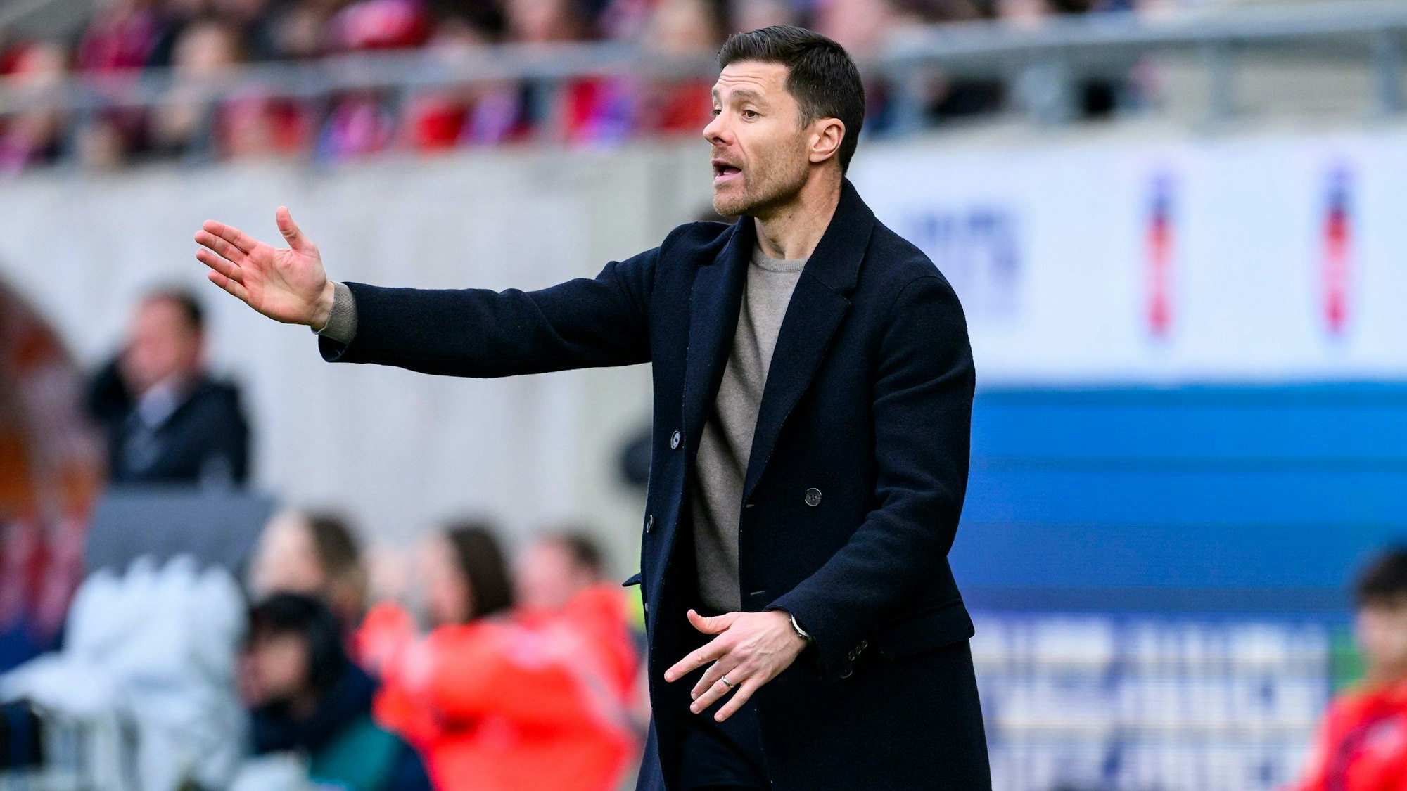 Leverkusens Trainer Xabi Alonso gestikuliert. Alonso gehört bei der Suche nach einem Nachfolger für den Bayern-Coach Tuchel zu den Kandidaten.