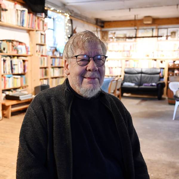 Das Foto zeigt Klaus Peter Jung in seiner Kulturscheune in Wipperfürth-Egen