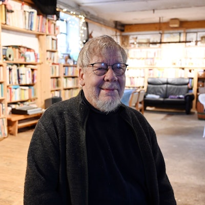 Das Foto zeigt Klaus Peter Jung in seiner Kulturscheune in Wipperfürth-Egen