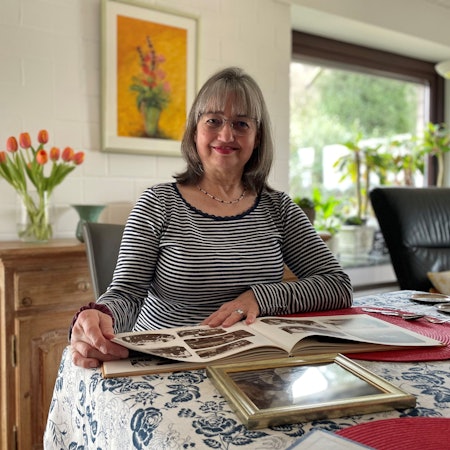 Angelika Middelanis-Bertenburg blättert in alten Büchern über die Geschichte ihres Heimatortes Hitdorf.