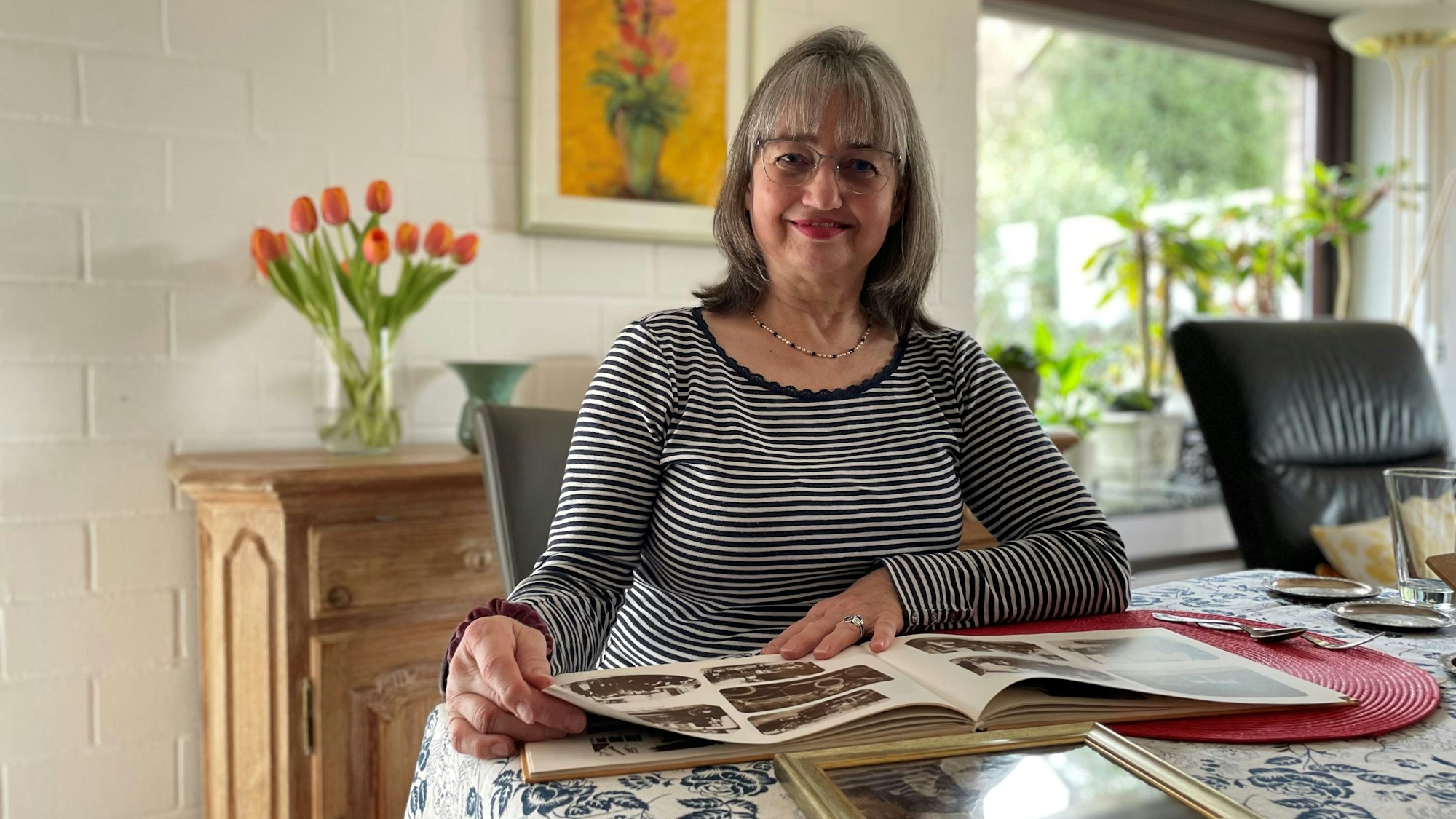 Angelika Middelanis-Bertenburg blättert in alten Büchern über die Geschichte ihres Heimatortes Hitdorf.