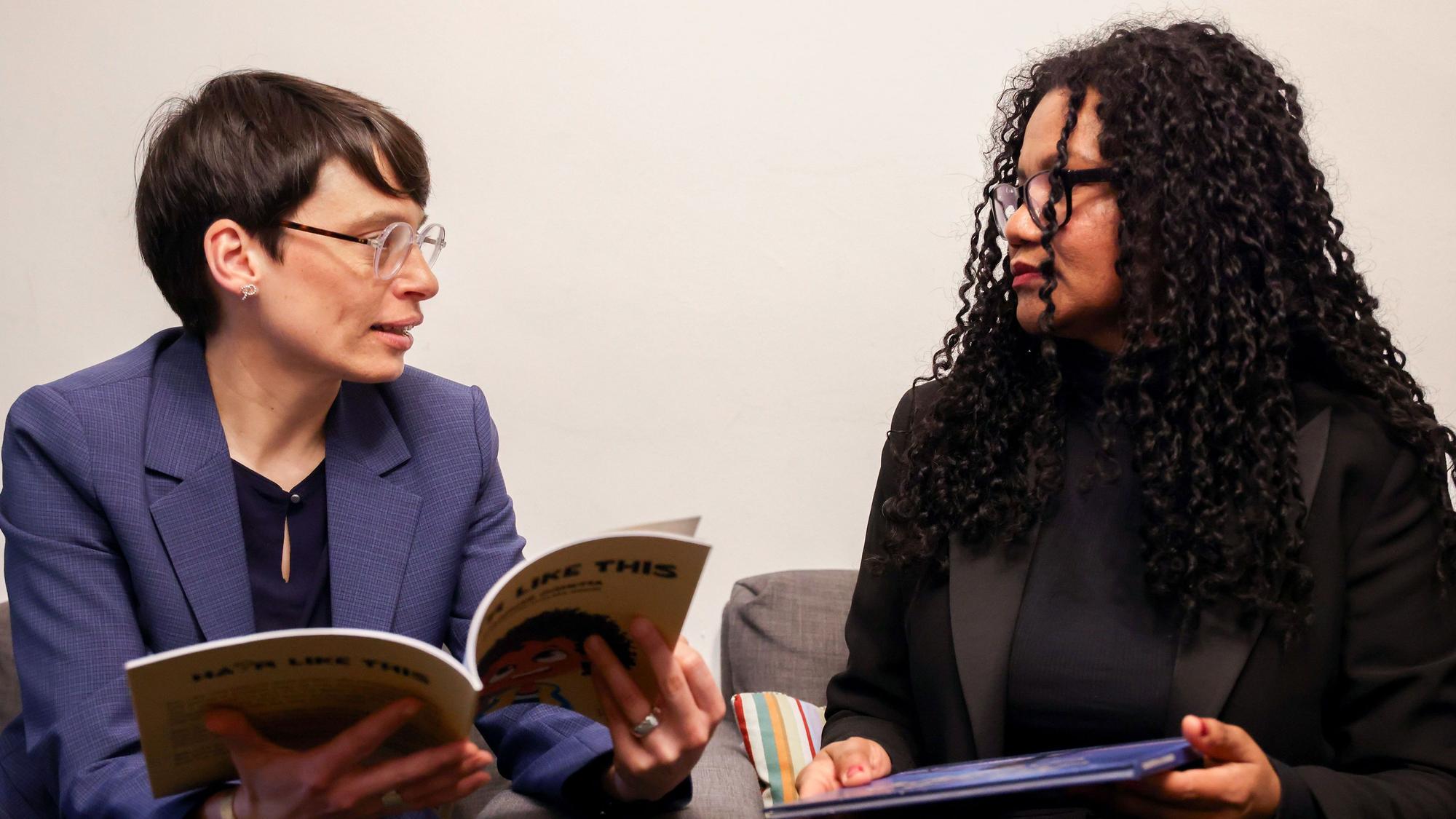 Zu sehen sind die NRW-Gleichstellungsministerin Josefine Paul und Glenda Obermuller, Leiterin der Theodor Wonja Michael Bibliothek in der Seitenansicht.