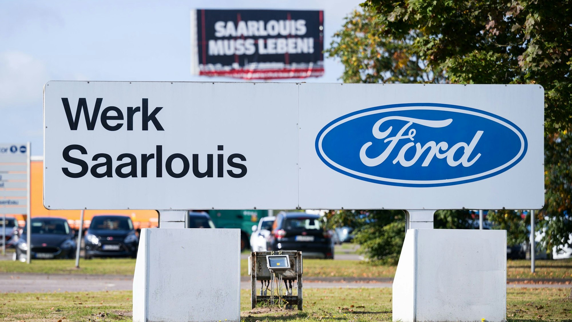 ARCHIV - 04.10.2023, Saarland, Saarlouis: Schilder auf dem Außengelände des Ford Werks in Saarlouis. Bei einer Betriebsversammlung stimmen die IG-Metall-Mitglieder über den vorgelegten Sozialtarifvertrag ab. (zu dpa: «Urabstimmung über Sozialtarifvertrag bei Ford in Saarlouis») Foto: Oliver Dietze/dpa +++ dpa-Bildfunk +++