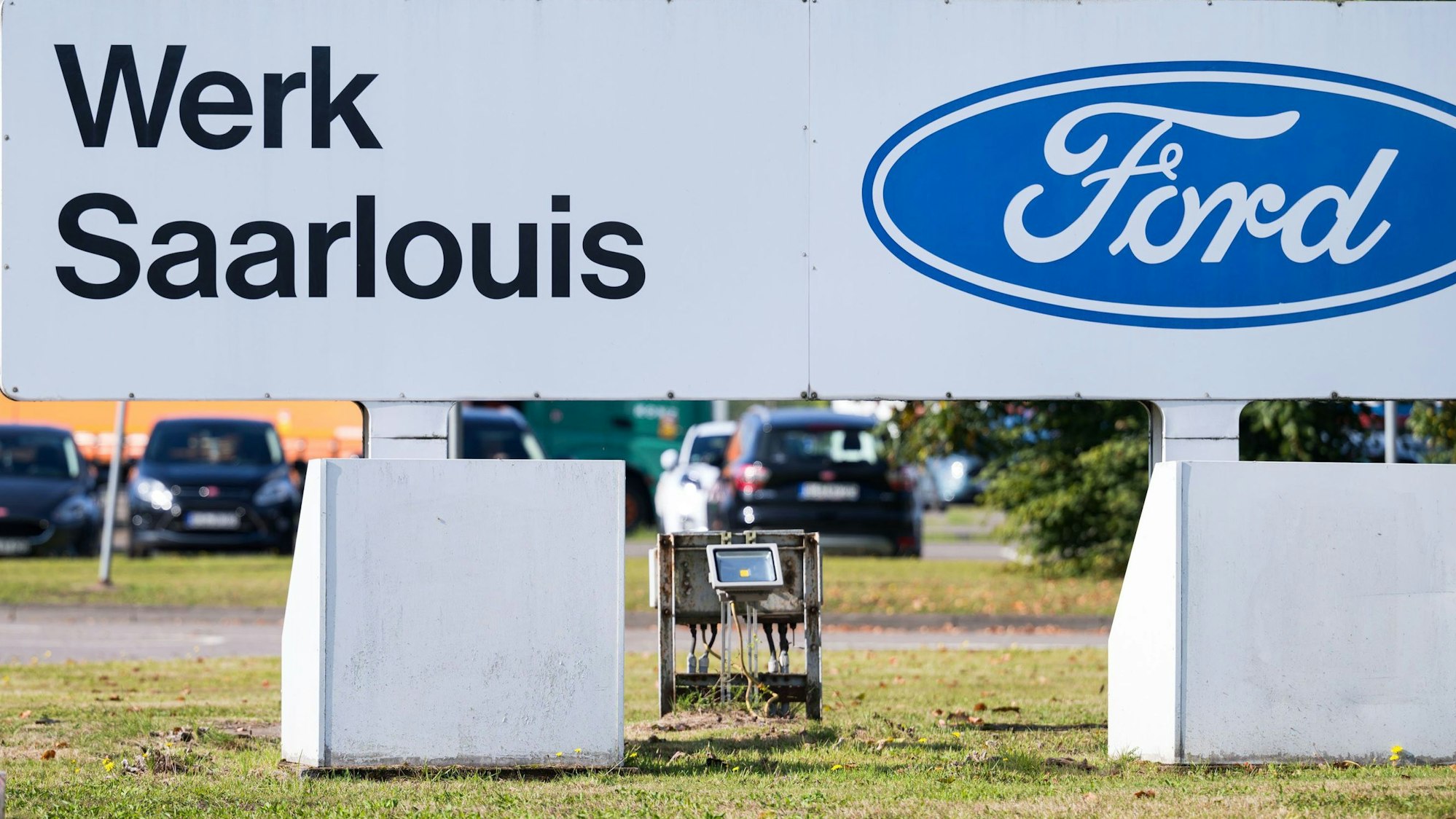 ARCHIV - 04.10.2023, Saarland, Saarlouis: Schilder auf dem Außengelände des Ford Werks in Saarlouis. Bei einer Betriebsversammlung stimmen die IG-Metall-Mitglieder über den vorgelegten Sozialtarifvertrag ab. (zu dpa: «Urabstimmung über Sozialtarifvertrag bei Ford in Saarlouis») Foto: Oliver Dietze/dpa +++ dpa-Bildfunk +++