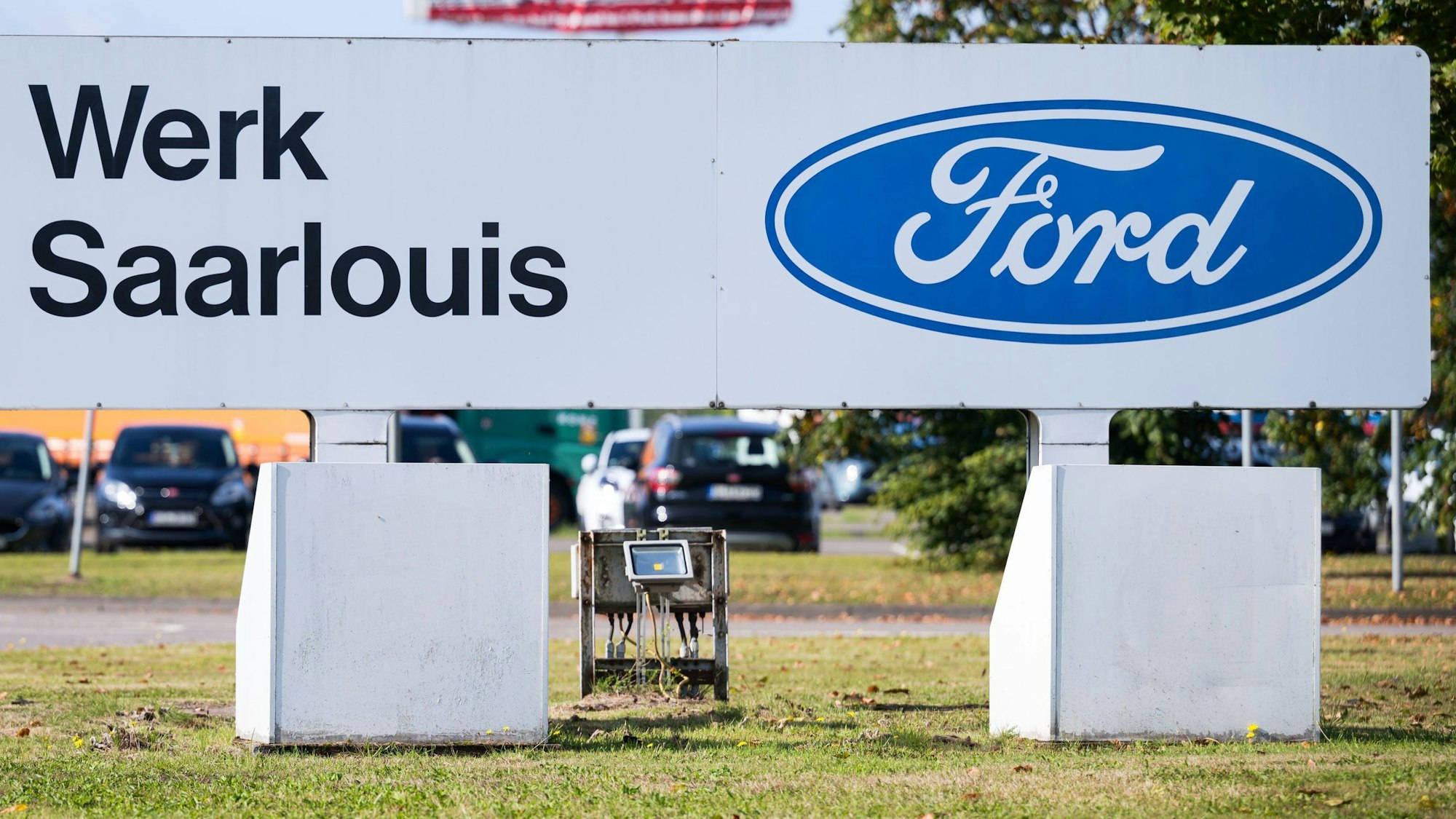 ARCHIV - 04.10.2023, Saarland, Saarlouis: Schilder auf dem Außengelände des Ford Werks in Saarlouis. Bei einer Betriebsversammlung stimmen die IG-Metall-Mitglieder über den vorgelegten Sozialtarifvertrag ab. (zu dpa: «Urabstimmung über Sozialtarifvertrag bei Ford in Saarlouis») Foto: Oliver Dietze/dpa +++ dpa-Bildfunk +++