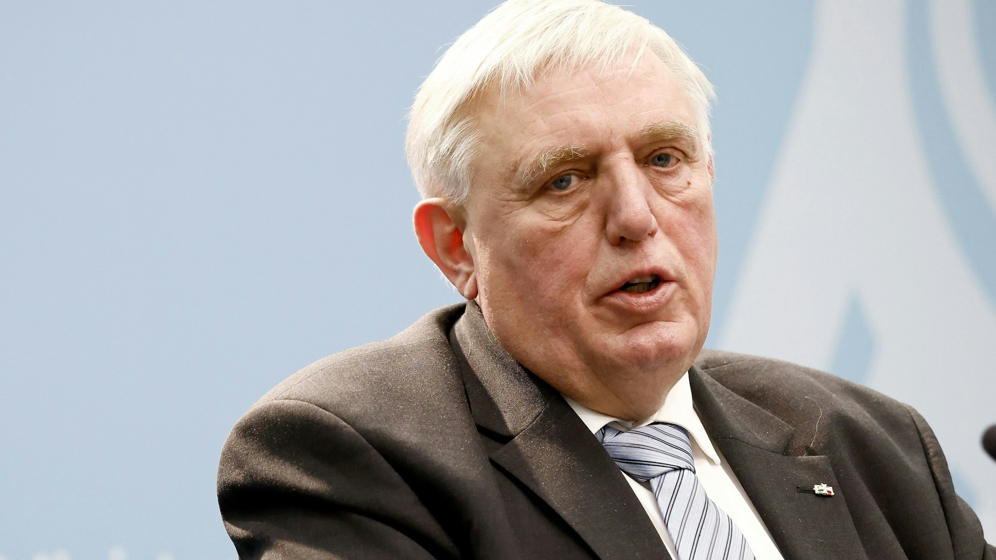 Karl-Josef Laumann (CDU), Minister für Arbeit, Gesundheit und Soziales des Landes Nordrhein-Westfalen, sitzt in einer Pressekonferenz.