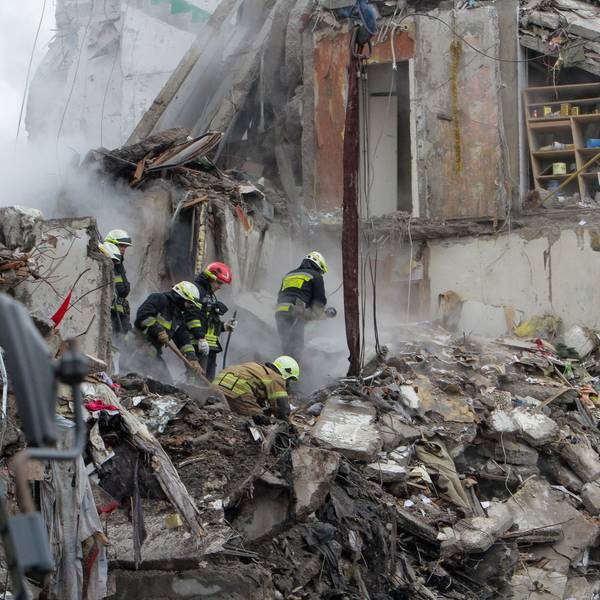 Dnipro, Januar 2023: Rettungskräfte suchen in einem Wohnhaus, das von einer Rakete getroffen wurde, nach Überlebenden.