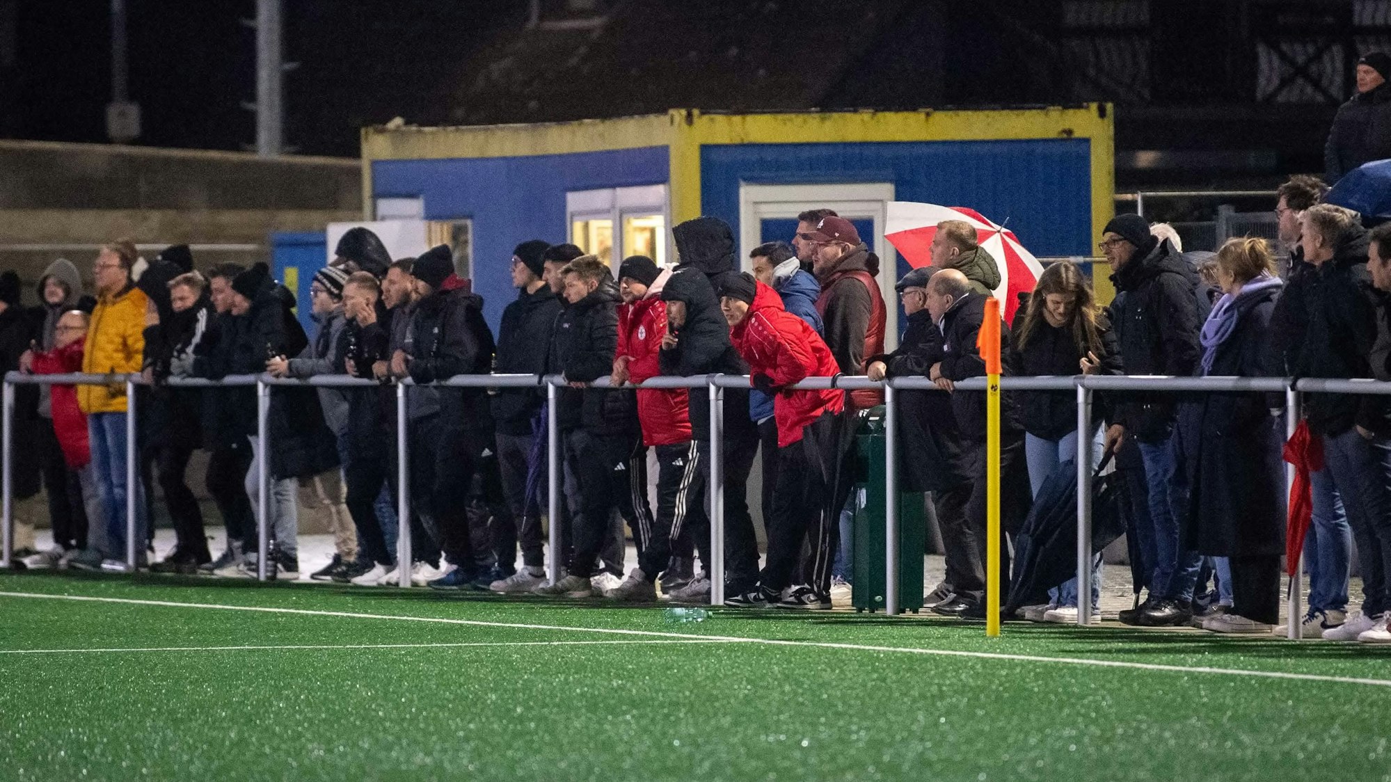 Etwa 100 Zuschauer verfolgten das Derby zwischen Bessenich und Wißkirchen.Die meisten hielten sich auf der Tribünenseite hinter der Barriere auf.