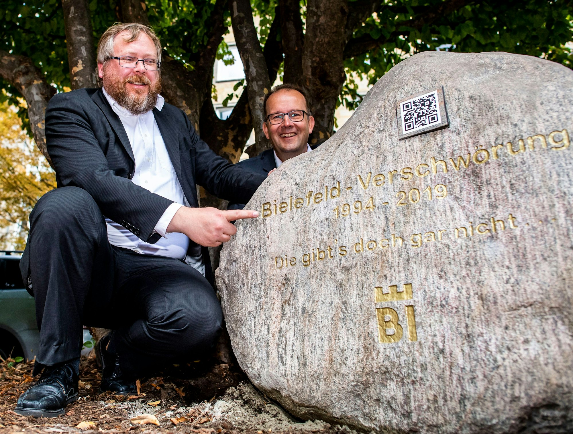 Martin Knabenreich (r), Geschäftsführer Bielefeld Marketing und Achim Held (l) aus Kiel, «Schöpfer» der Bielefeld-Verschwörung, präsentieren den 600 Kilogramm schweren Findling als Denkmal.