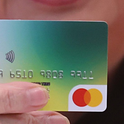 Eine Bezahlkarte wird bei einer Pressekonferenz gezeigt.