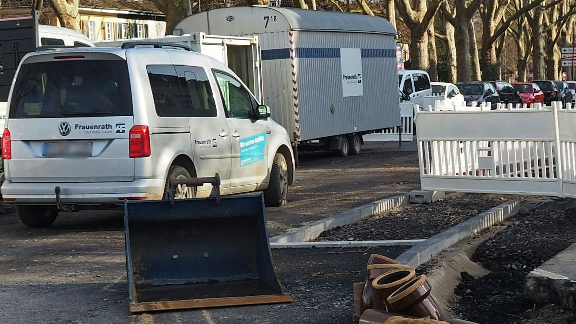 Ein Auto steht an einer Warnbake vor einer Baustelle.