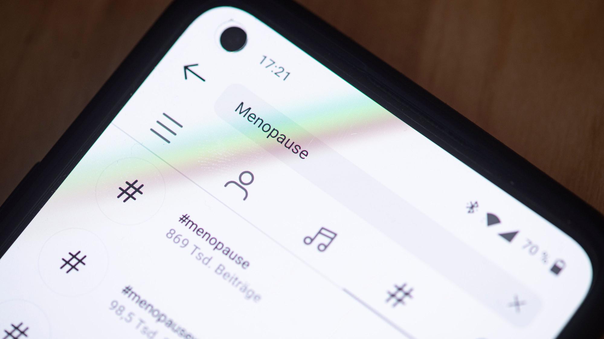 ARCHIV - 28.02.2022, Berlin: ILLUSTRATION - Auf dem Bildschirm eines Smartphones steht das Wort Menopause im Suchfeld der App Instagram geschrieben. (zu dpa: «Britische Aufsicht: Firmen müssen Rücksicht auf Menopause nehmen») Foto: Fabian Sommer/dpa +++ dpa-Bildfunk +++