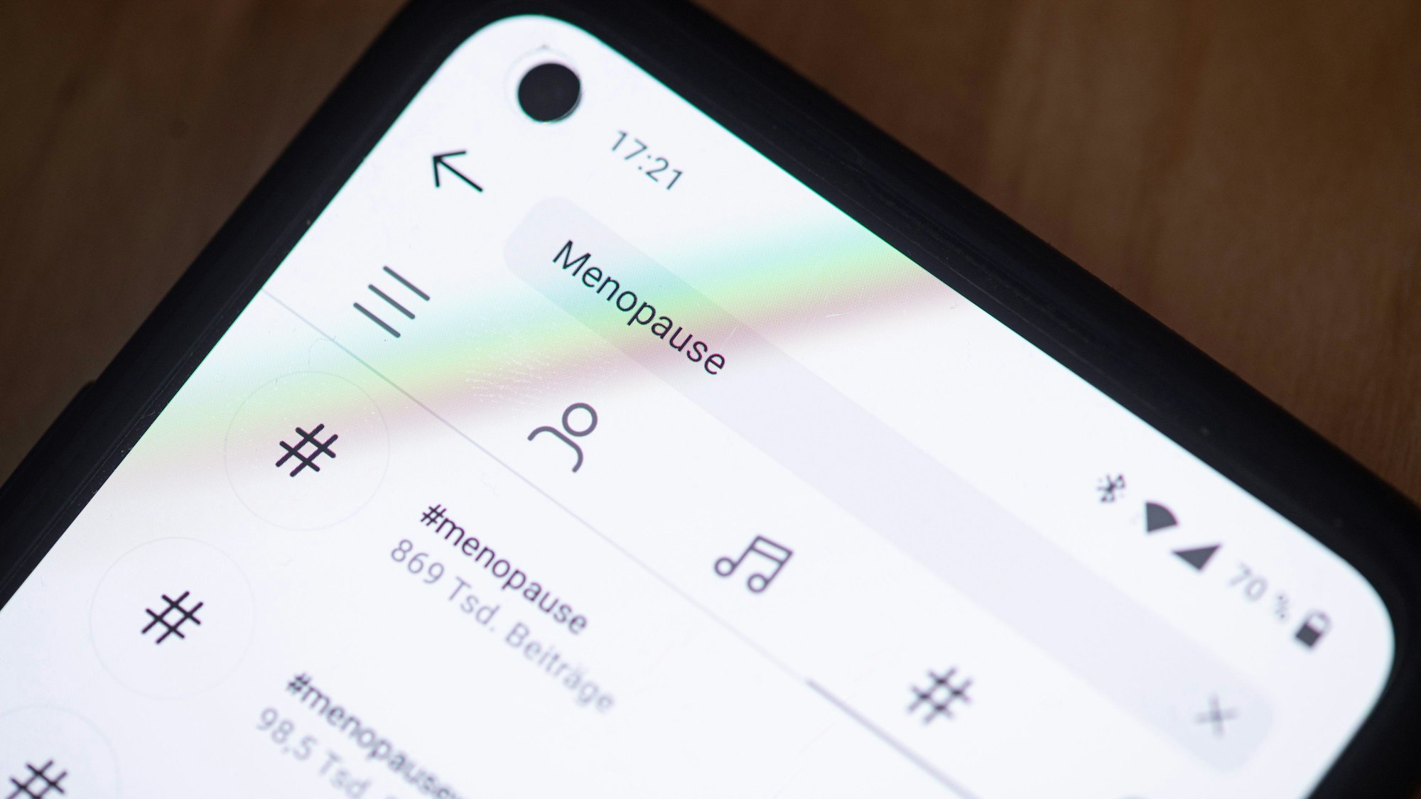 ARCHIV - 28.02.2022, Berlin: ILLUSTRATION - Auf dem Bildschirm eines Smartphones steht das Wort Menopause im Suchfeld der App Instagram geschrieben. (zu dpa: «Britische Aufsicht: Firmen müssen Rücksicht auf Menopause nehmen») Foto: Fabian Sommer/dpa +++ dpa-Bildfunk +++